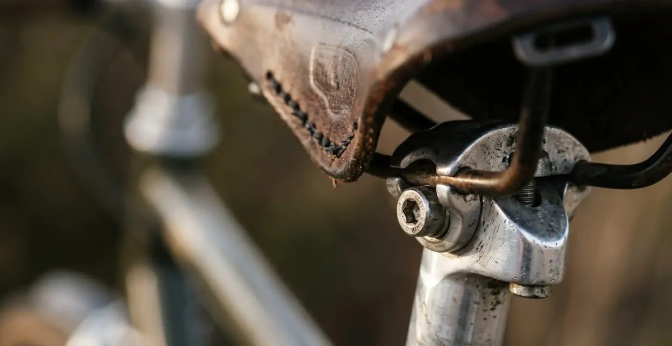 Vue macro sur la jonction selle-cadre d'un vélo de voyage