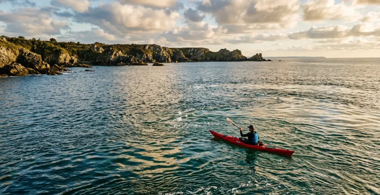 Kayakiste en mer naviguant près de la côte avec courants visibles