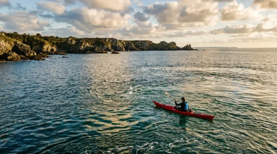 Kayakiste en mer naviguant près de la côte avec courants visibles