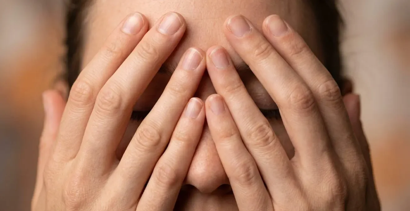 Gros plan sur des mains couvrant délicatement les yeux lors d'un exercice de palming pour détendre la vision