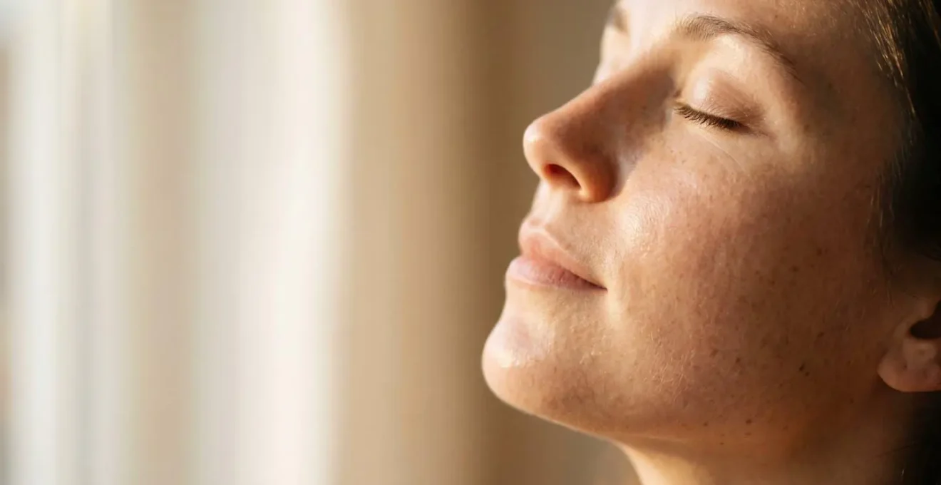 Portrait de trois-quarts avec lumière dorée rasante sur le visage, illustrant la vulnérabilité de la peau aux UV après exfoliation