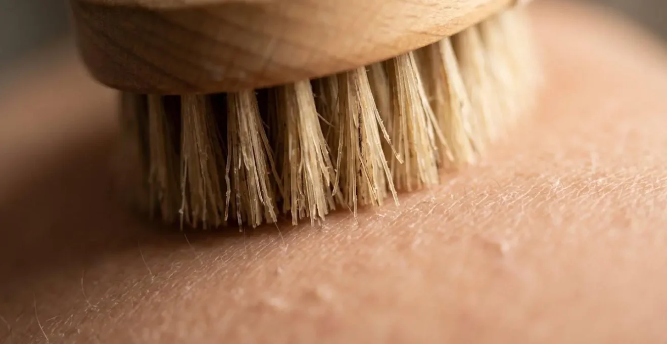 Vue macro détaillée de la texture de la peau et d'une brosse de soin corporel naturelle révélant les détails tactiles