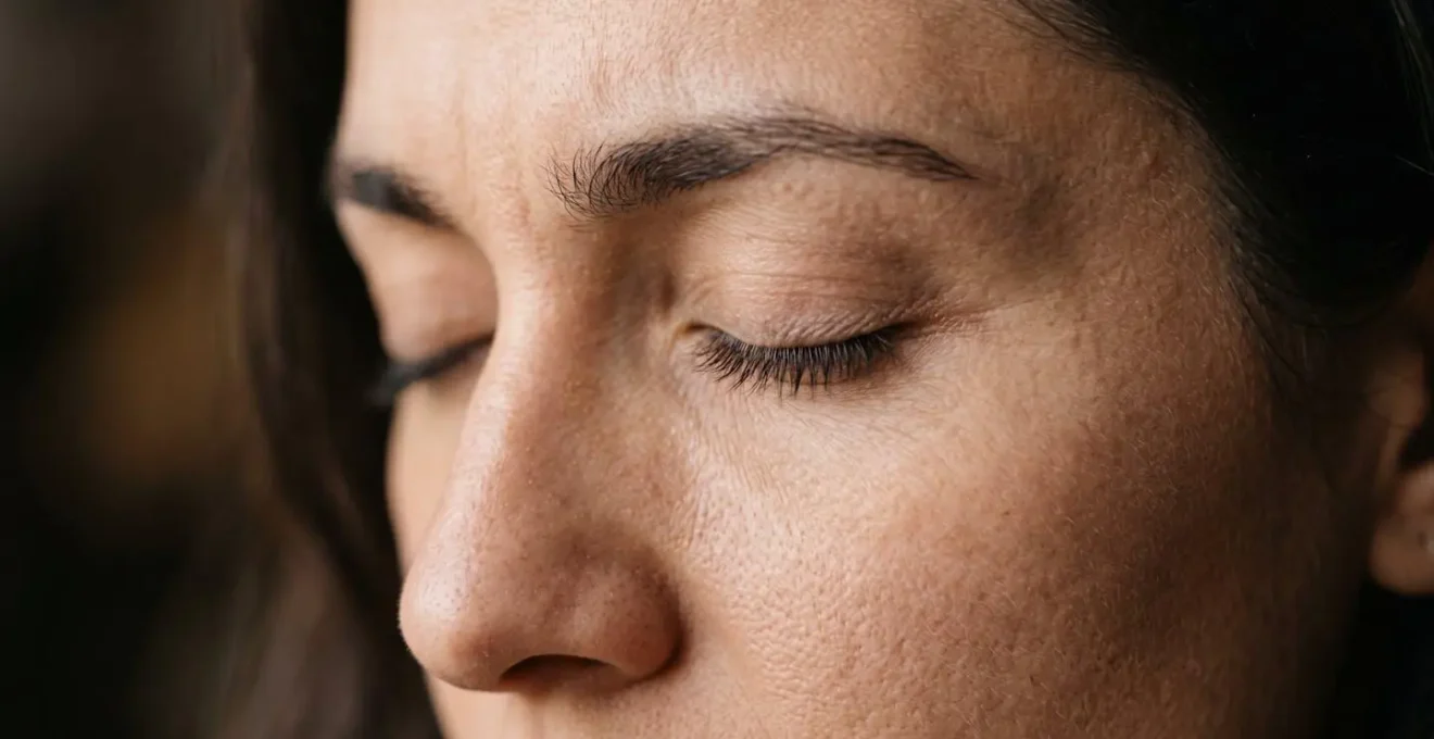 Gros plan sur un visage concentré en train de visualiser mentalement une performance réussie